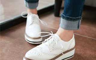 С чем носить оксфорды на платформе: классика в новом исполнении